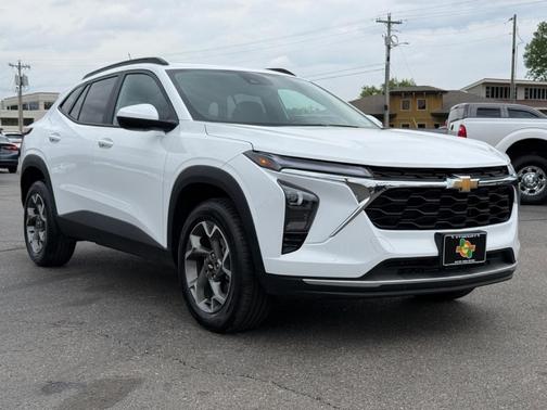 Summit White 2025 Chevrolet Trax LT