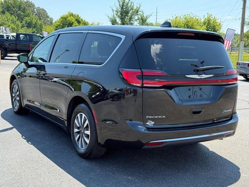 Brilliant Black Crystal Pearlcoat 2023 Chrysler Pacifica Hybrid Touring L