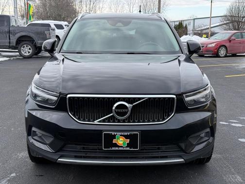 Black 2022 Volvo XC40 T5 Momentum
