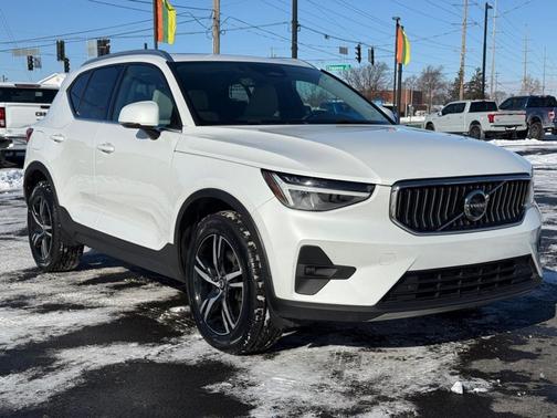 2023 Volvo XC40 B5 Plus Bright Theme