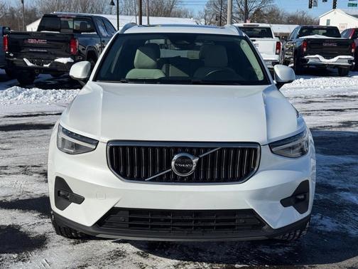 2023 Volvo XC40 B5 Plus Bright Theme