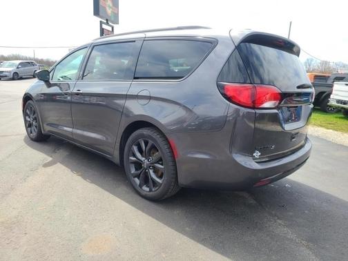 Photo 5 of 25 of 2019 Chrysler Pacifica Touring-L Plus