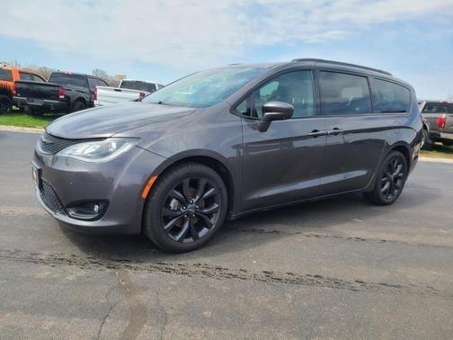 Photo 3 of 25 of 2019 Chrysler Pacifica Touring-L Plus