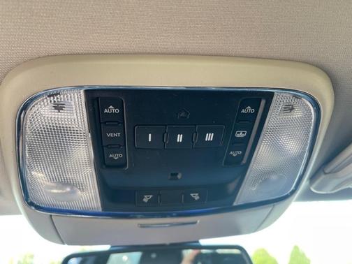 Photo 4 of 19 of 2016 Chrysler 300 Limited