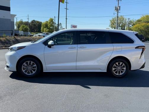 2023 Toyota Sienna XLE 7 Passenger