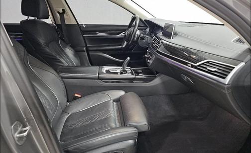 Gray 2022 BMW 740 i xDrive