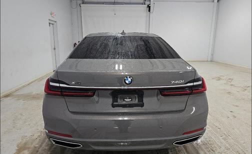 Gray 2022 BMW 740 i xDrive