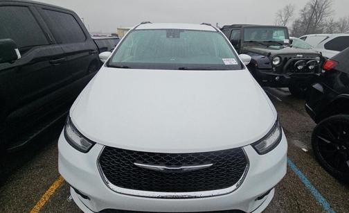 White 2022 Chrysler Pacifica Touring L