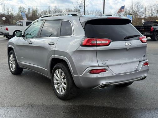 Silver 2017 Jeep Cherokee Overland