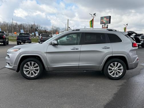 Silver 2017 Jeep Cherokee Overland