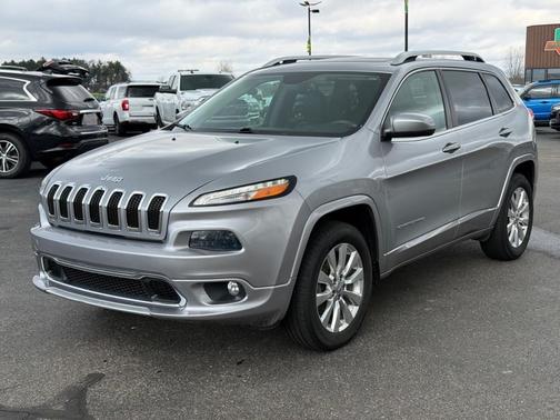 Silver 2017 Jeep Cherokee Overland