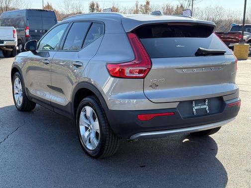 2022 Volvo XC40 T5 Momentum