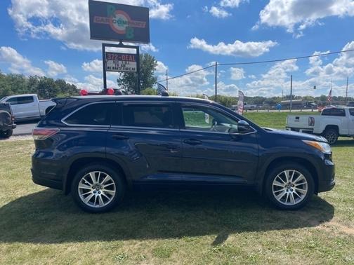 Photo 2 of 22 of 2016 Toyota Highlander XLE