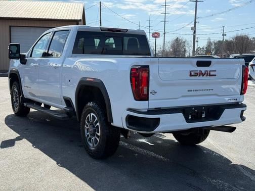 White 2022 GMC Sierra 2500 AT4