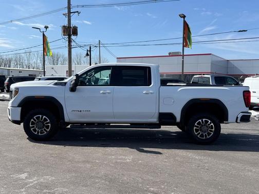 White 2022 GMC Sierra 2500 AT4