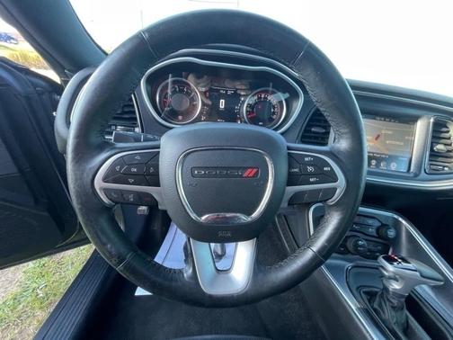 Photo 5 of 21 of 2017 Dodge Challenger SXT
