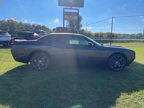 Photo 2 of 21 of 2017 Dodge Challenger SXT