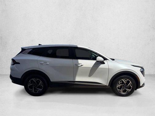 Snow White Pearl 2023 Kia Sportage LX