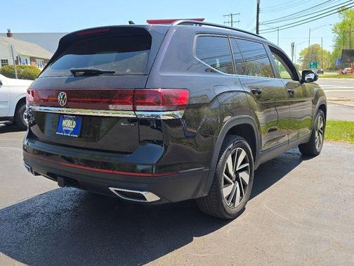 Deep Black Pearl Effect 2024 Volkswagen Atlas 2.0T SE