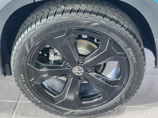 2025 Volkswagen Taos 1.5T SE Black