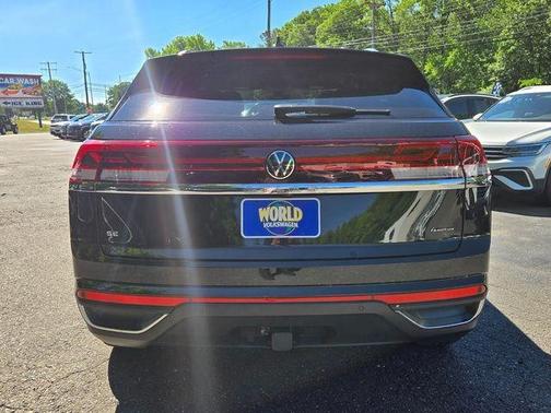 Deep Black Pearl Effect 2024 Volkswagen Atlas Cross Sport 2.0T SE w/Technology