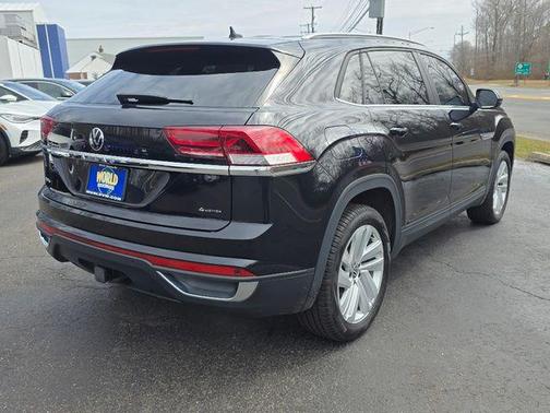 Deep Black Pearl Effect 2023 Volkswagen Atlas Cross Sport 3.6L V6 SE w/Technology