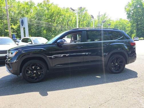 Deep Black Pearl Effect 2023 Volkswagen Atlas 3.6L SE w/Technology