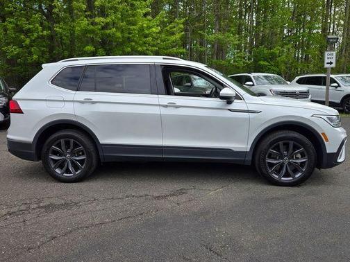 Opal White Pearl Effect 2023 Volkswagen Tiguan 2.0T SE
