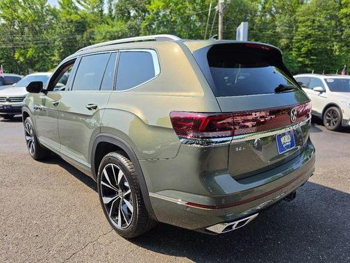 Avocado Green Pearl 2026 Volkswagen Atlas 2.0T SEL Premium R-Line