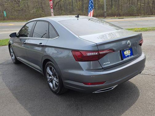 Platinum Gray Metallic 2021 Volkswagen Jetta 1.4T R-Line