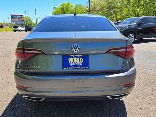 Platinum Gray Metallic 2021 Volkswagen Jetta 1.4T R-Line