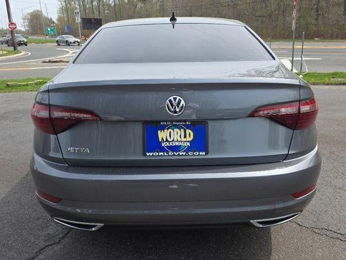 Platinum Gray Metallic 2021 Volkswagen Jetta 1.4T R-Line