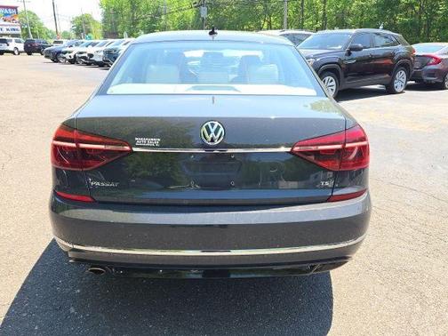 Urano Gray 2017 Volkswagen Passat 1.8T R-Line