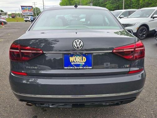 Urano Gray 2017 Volkswagen Passat 1.8T R-Line