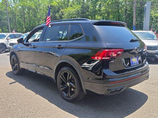 Deep Black Pearl Effect 2024 Volkswagen Tiguan 2.0T SE R-Line Black