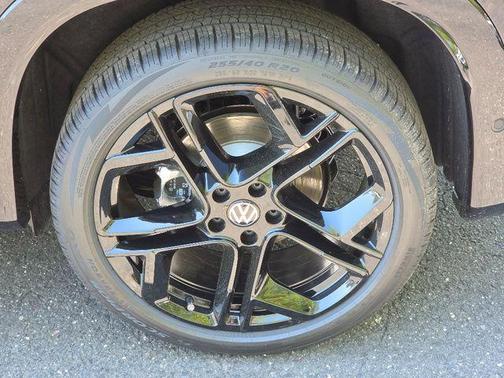 Deep Black Pearl Effect 2026 Volkswagen Tiguan 2.0T SE R-Line Black