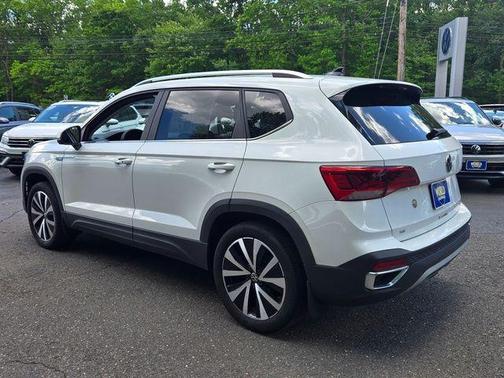 Pure White 2023 Volkswagen Taos 1.5T SE