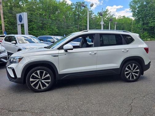 Pure White 2023 Volkswagen Taos 1.5T SE