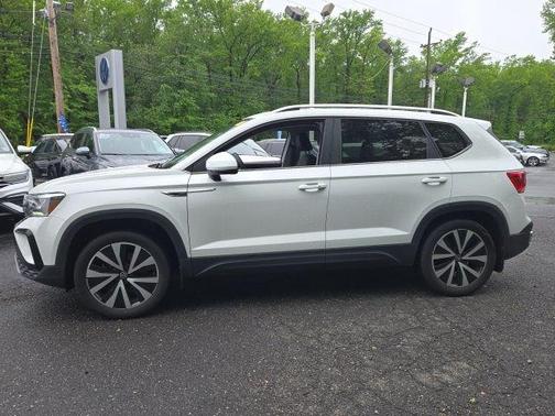 Pure White 2023 Volkswagen Taos 1.5T SE