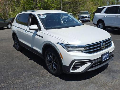Opal White Pearl Effect 2023 Volkswagen Tiguan 2.0T SE