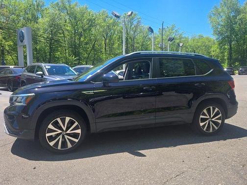 Deep Black Pearl Effect 2023 Volkswagen Taos 1.5T SE