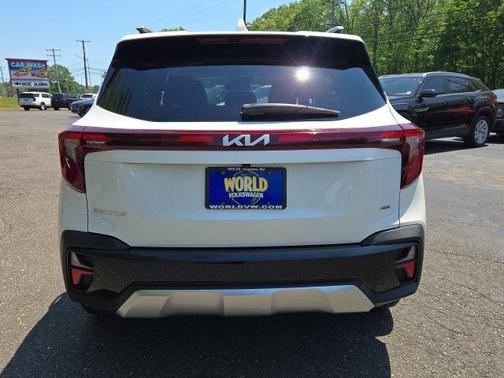 Snow White Pearl 2024 Kia Seltos EX