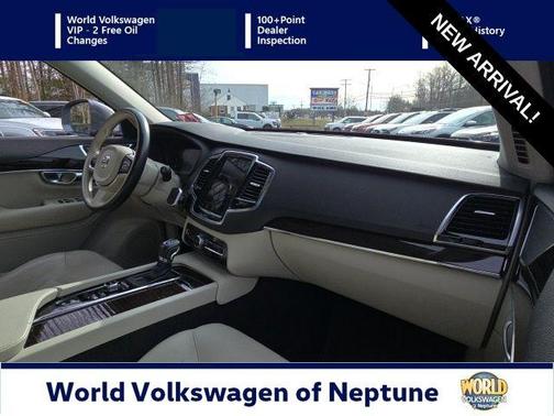 2017 Volvo XC90 T6 Momentum