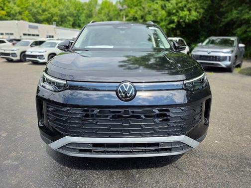 Deep Black Pearl Effect 2026 Volkswagen Tiguan 2.0T SE