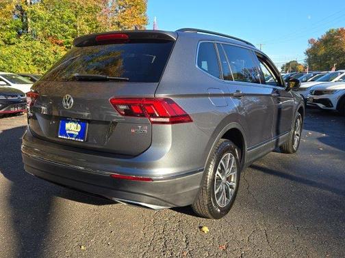 Platinum Gray Metallic 2018 Volkswagen Tiguan 2.0T SE