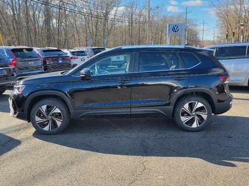 Deep Black Pearl Effect 2026 Volkswagen Taos 1.5T SE