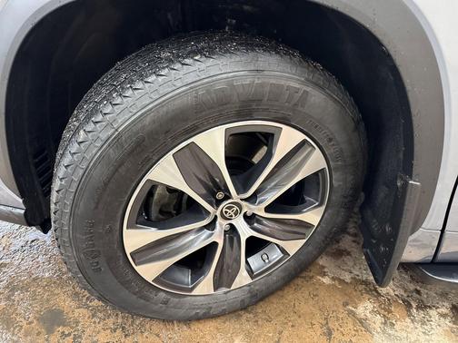 Moon Dust 2023 Toyota Highlander XLE