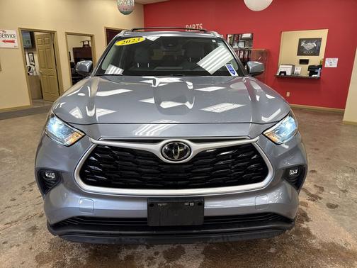 Moon Dust 2023 Toyota Highlander XLE