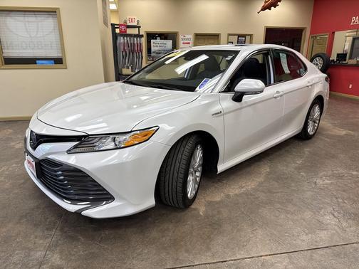2020 Toyota Camry Hybrid XLE