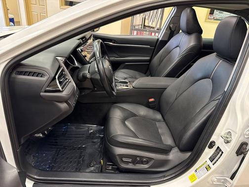 2020 Toyota Camry Hybrid XLE